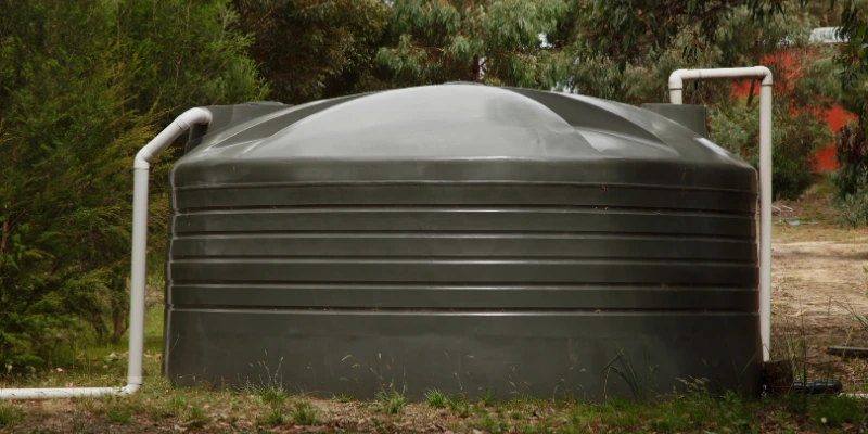 Técnico realizando limpieza profunda de tanque de agua potable en edificio residencial en Costa Rica.