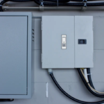 Técnicos realizando mantenimiento preventivo en un sistema de respaldo eléctrico de edificio