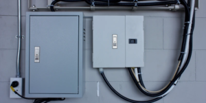 Técnicos realizando mantenimiento preventivo en un sistema de respaldo eléctrico de edificio