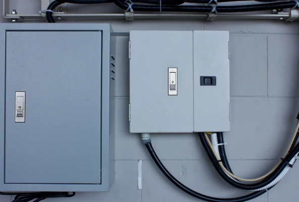 Técnicos realizando mantenimiento preventivo en un sistema de respaldo eléctrico de edificio