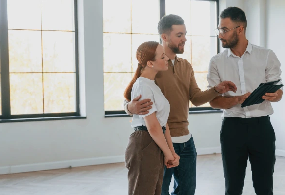 Vista exterior de una propiedad moderna en Costa Rica, lista para ser alquilada, con acabados renovados y en excelente estado. ¿Está su propiedad lista para alquilar?