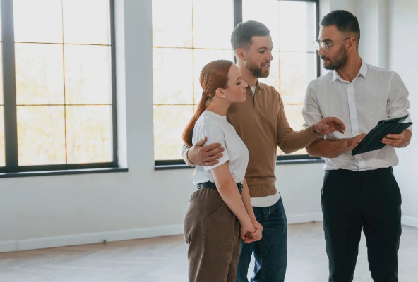 Vista exterior de una propiedad moderna en Costa Rica, lista para ser alquilada, con acabados renovados y en excelente estado. ¿Está su propiedad lista para alquilar?