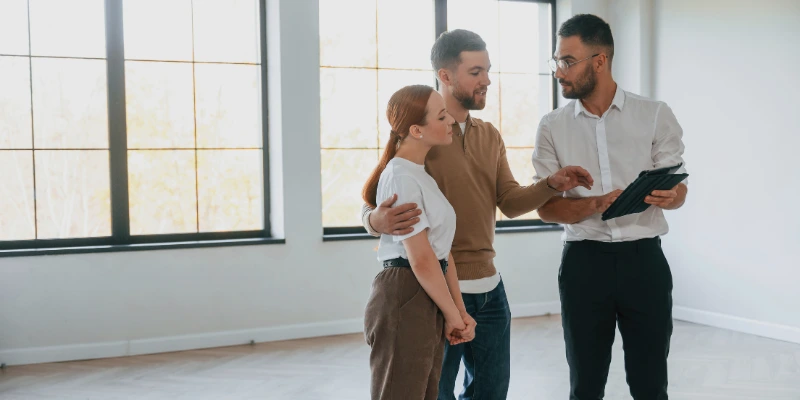 Vista exterior de una propiedad moderna en Costa Rica, lista para ser alquilada, con acabados renovados y en excelente estado. ¿Está su propiedad lista para alquilar?