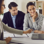 Ejecutivos revisando contratos de servicios tercerizados en una propiedad comercial moderna