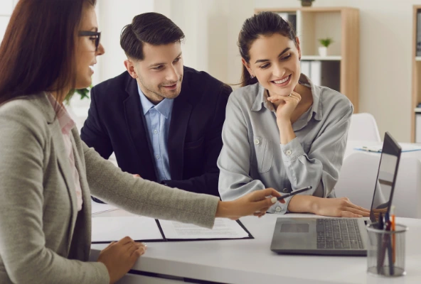 Ejecutivos revisando contratos de servicios tercerizados en una propiedad comercial moderna