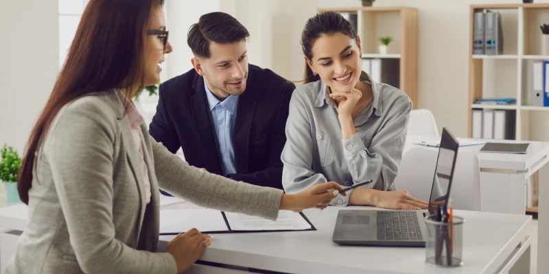 Ejecutivos revisando contratos de servicios tercerizados en una propiedad comercial moderna