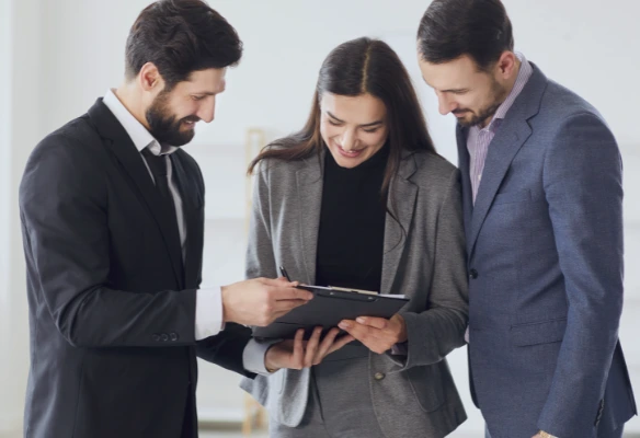 Propietario revisando reporte de alquiler y mantenimiento de una propiedad en Costa Rica.