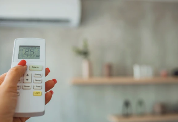 Técnico midiendo temperatura en oficina para optimizar aire acondicionado eficiente en Costa Rica