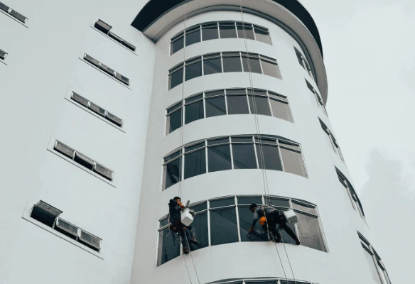 Empleados de Mabinsa en limpieza de fachadas en edificios