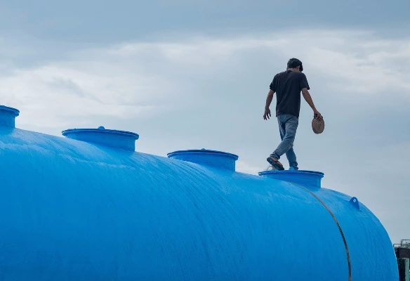 limpieza de tanques de agua. Técnico realizando limpieza y desinfección de un tanque de agua potable en un condominio en Costa Rica.
