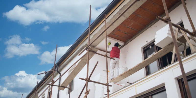 mantenimiento de fachadas. Fachada de edificio en mantenimiento con inspección de sellos y reparación de grietas en Costa Rica.