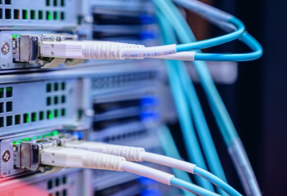 redes estructuradas en edificios. Rack de comunicaciones ordenado con patch panels y cableado estructurado en un edificio de oficinas en Costa Rica.