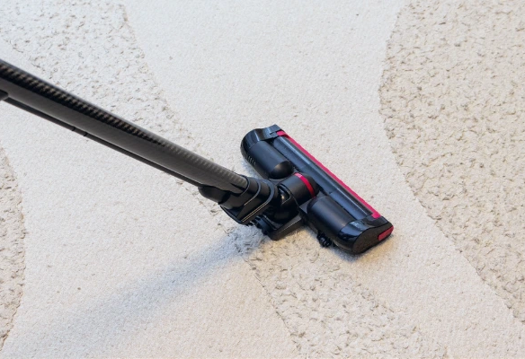 limpieza de alfombras en hoteles. Técnico realizando limpieza profunda de alfombras en pasillo de hotel con equipo profesional de extracción en Costa Rica.