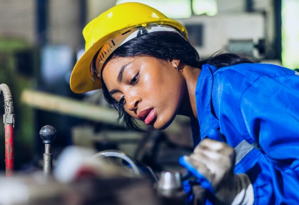 mantenimiento electromecánico para PYMES. Técnico realizando mantenimiento electromecánico en sala de equipos de una PYME en Costa Rica, revisando tablero y componentes.