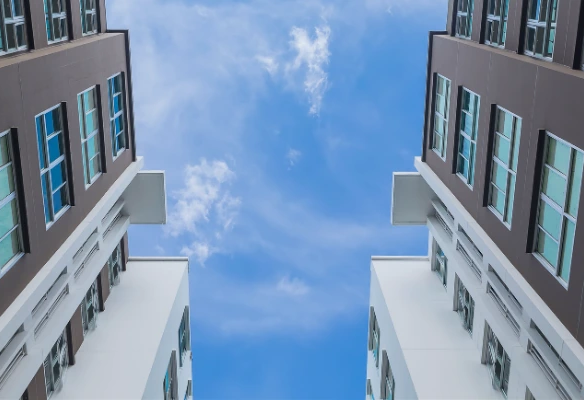 organización de propietarios. Reunión de propietarios en asamblea de condominio revisando presupuesto y acuerdos de administración en Costa Rica.