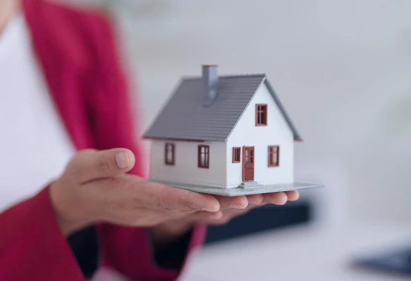 Propietario revisando checklist pre venta y mejoras de mantenimiento en una casa o apartamento en Costa Rica.