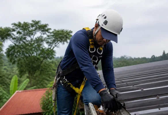 Mantenimiento de techos y canoas en época lluviosa en Costa Rica