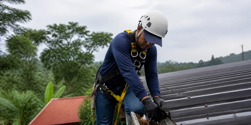 Mantenimiento de techos y canoas en época lluviosa en Costa Rica